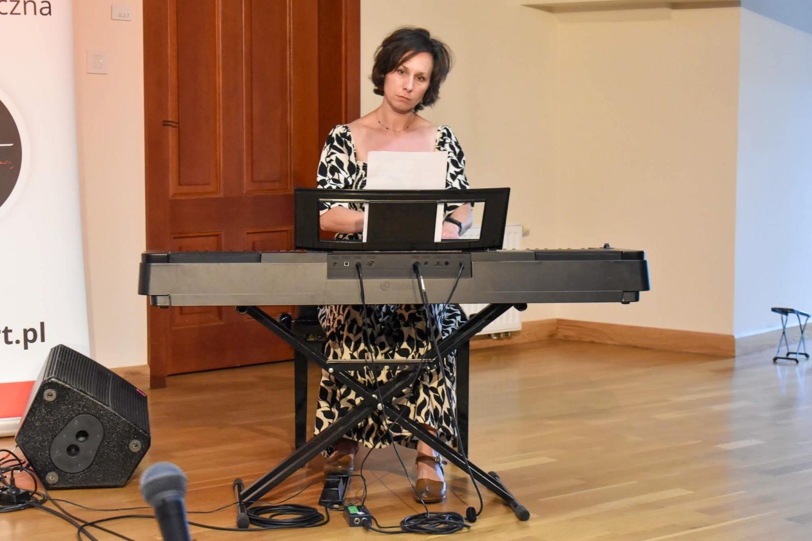 Zdjęcie w galerii na portalu naszraciborz.pl: Muzyczny wieczór pełen wzruszeń, czyli Koncert z okazji Dnia Matki na Zamku Piastowskim wiadomości z regionu