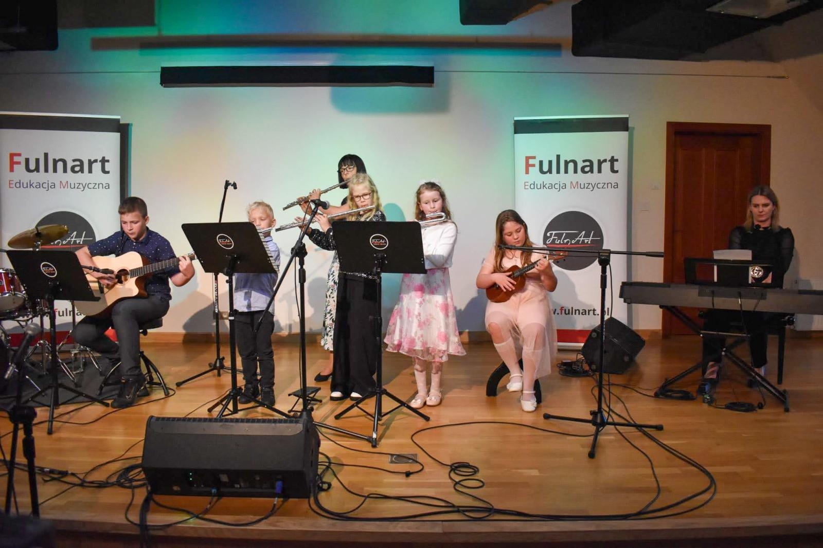 Zdjęcie w galerii na portalu naszraciborz.pl: Muzyczny wieczór pełen wzruszeń, czyli Koncert z okazji Dnia Matki na Zamku Piastowskim wiadomości z regionu