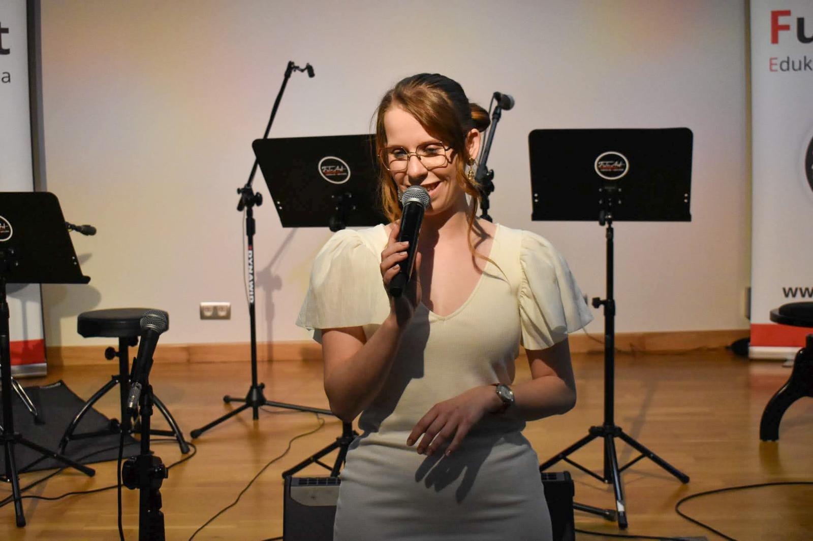 Zdjęcie w galerii na portalu naszraciborz.pl: Muzyczny wieczór pełen wzruszeń, czyli Koncert z okazji Dnia Matki na Zamku Piastowskim wiadomości z regionu