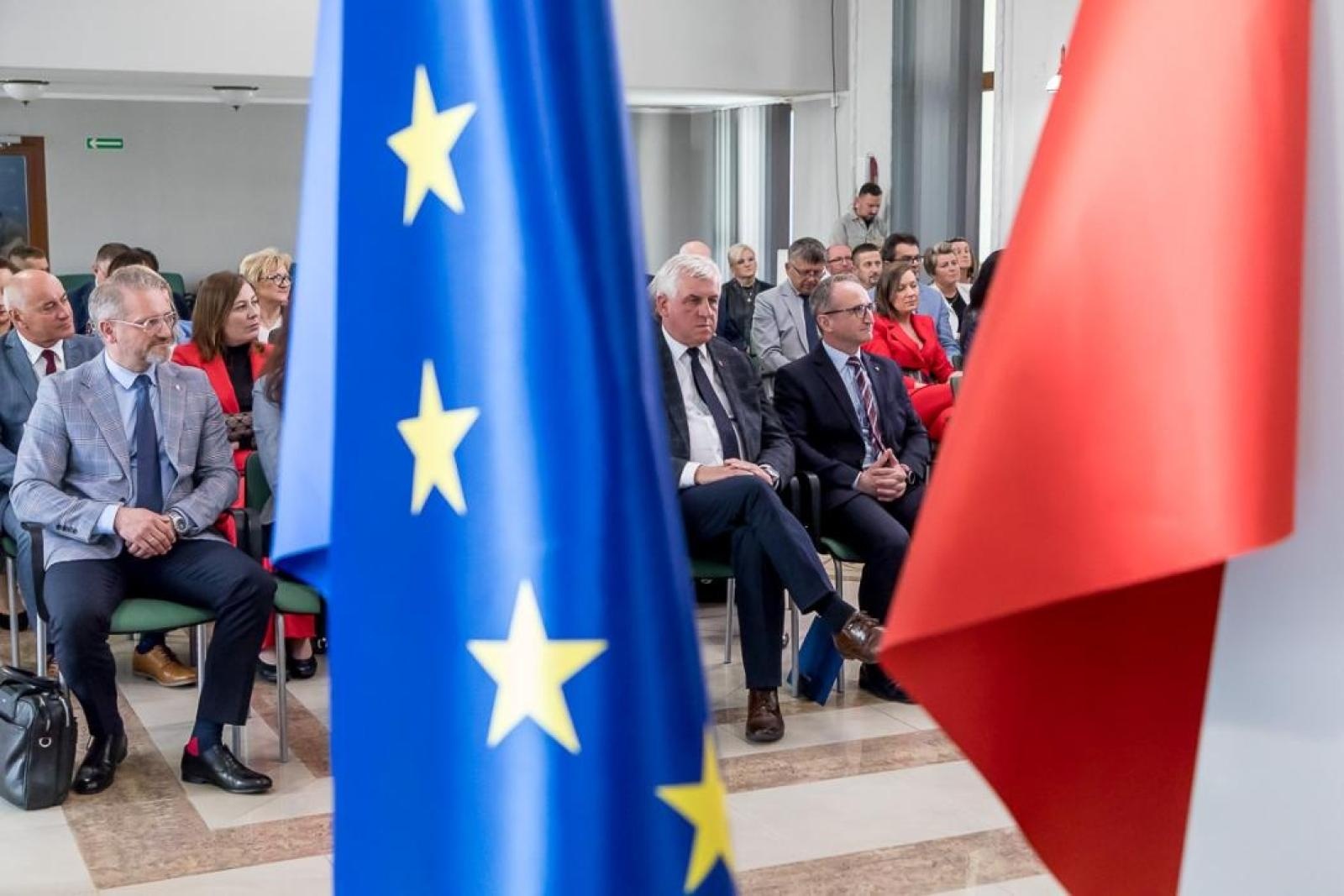 Zdjęcie w galerii na portalu naszraciborz.pl: Miliony złotych na modernizację dróg dojazdowych do terenów wiejskich, w tym w powiecie raciborskim wiadomości z regionu