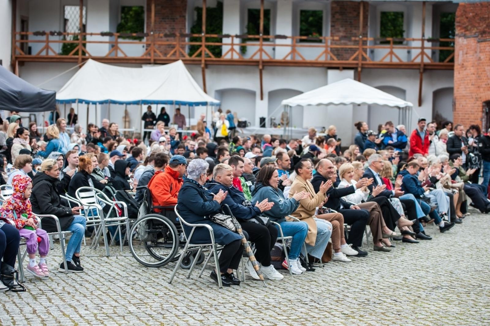 Zdjęcie w galerii na portalu naszraciborz.pl: Europejska mozaika talentów na dziedzińcu Zamku Piastowskiego [FOTO i WIDEO] wiadomości z regionu
