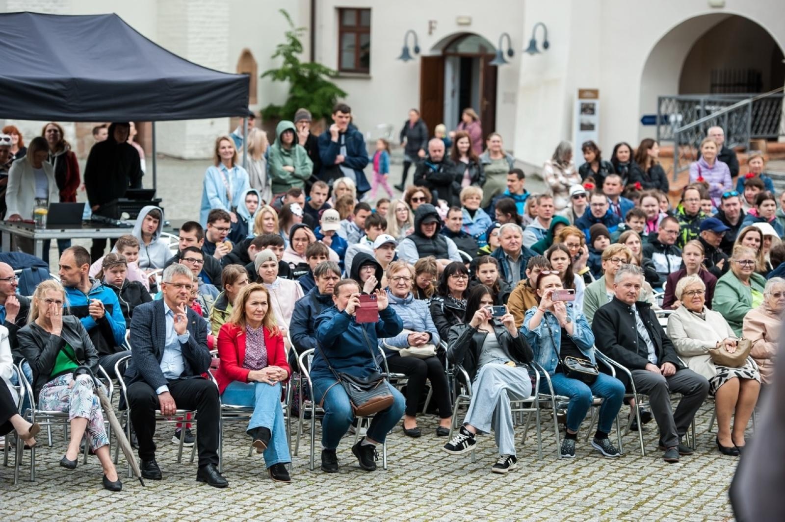 Zdjęcie w galerii na portalu naszraciborz.pl: Europejska mozaika talentów na dziedzińcu Zamku Piastowskiego [FOTO i WIDEO] wiadomości z regionu