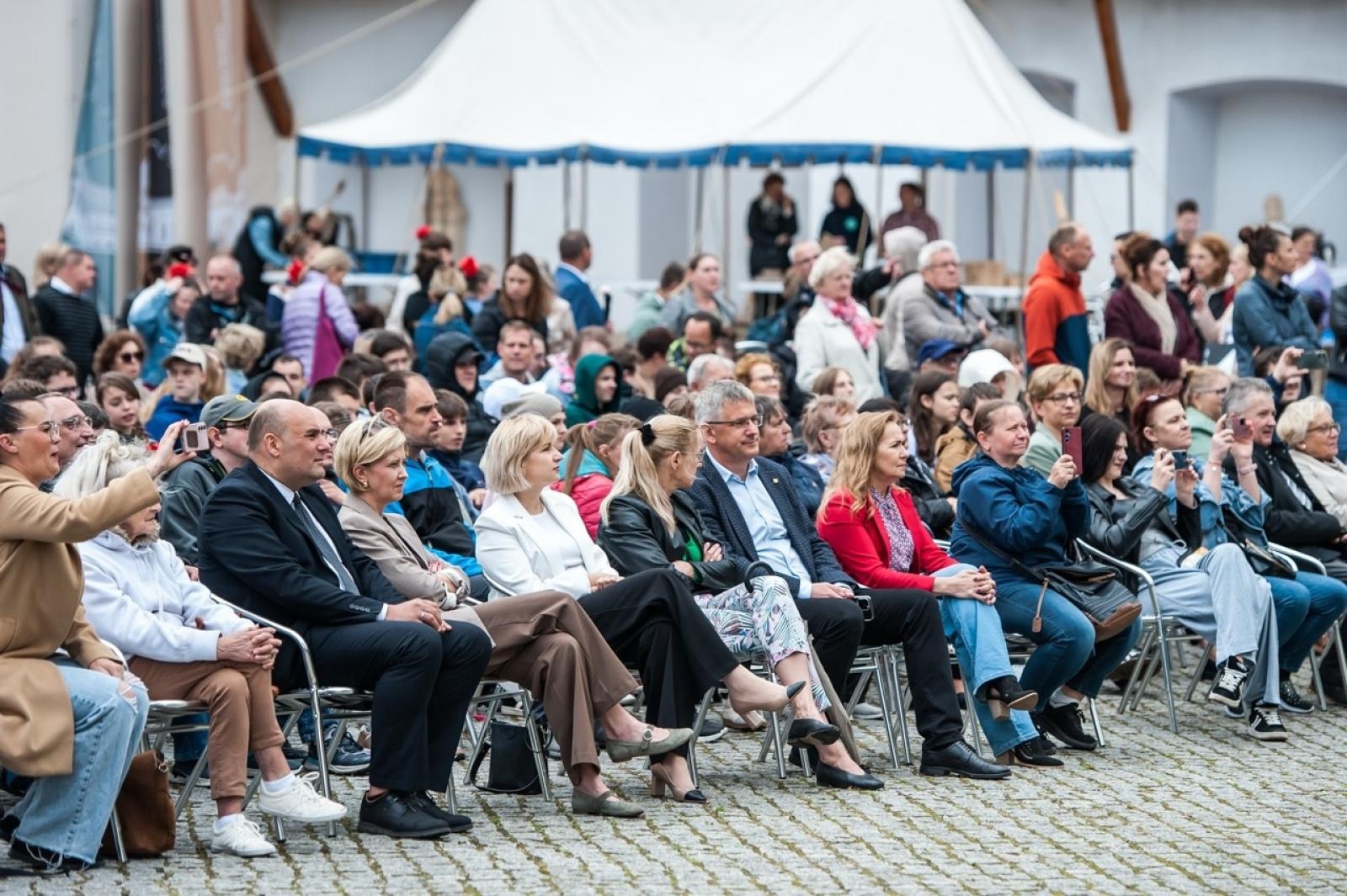 Zdjęcie w galerii na portalu naszraciborz.pl: Europejska mozaika talentów na dziedzińcu Zamku Piastowskiego [FOTO i WIDEO] wiadomości z regionu