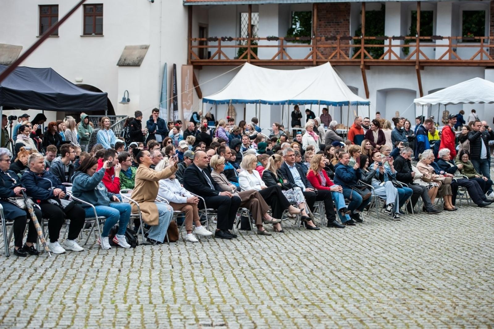 Zdjęcie w galerii na portalu naszraciborz.pl: Europejska mozaika talentów na dziedzińcu Zamku Piastowskiego [FOTO i WIDEO] wiadomości z regionu