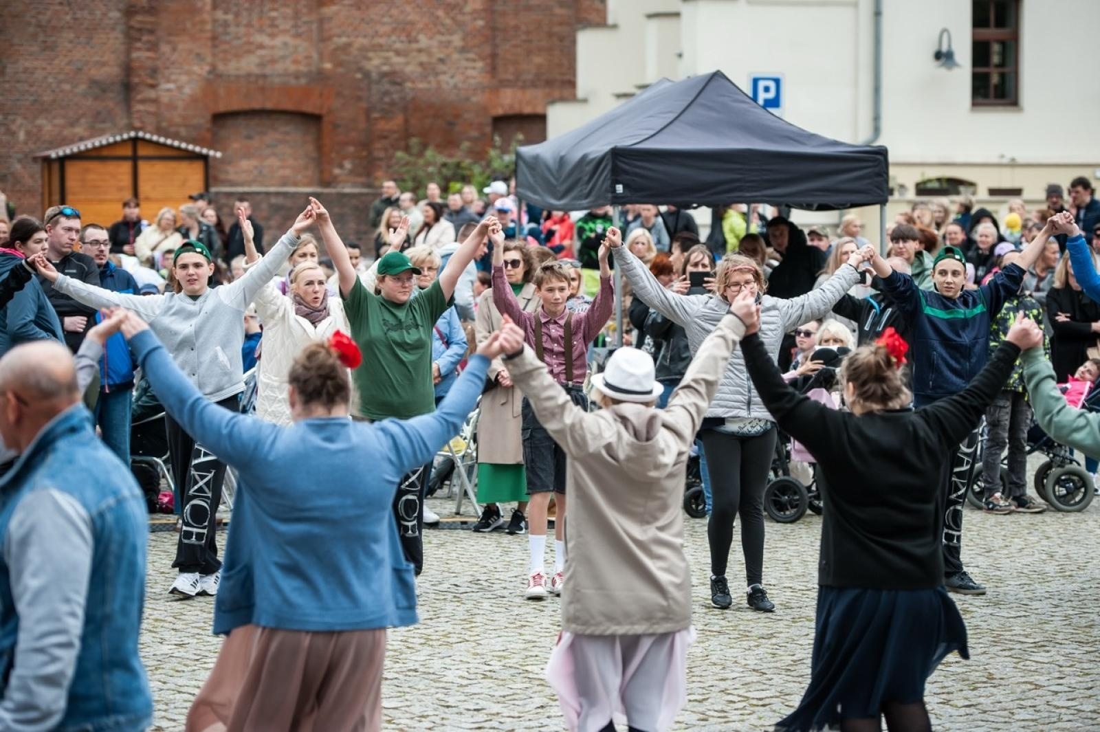 Zdjęcie w galerii na portalu naszraciborz.pl: Europejska mozaika talentów na dziedzińcu Zamku Piastowskiego [FOTO i WIDEO] wiadomości z regionu