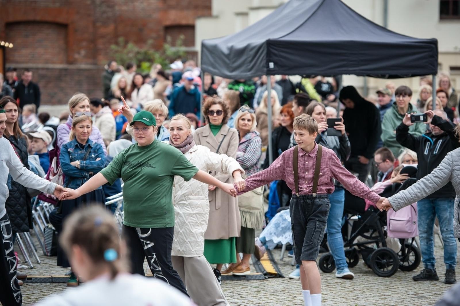 Zdjęcie w galerii na portalu naszraciborz.pl: Europejska mozaika talentów na dziedzińcu Zamku Piastowskiego [FOTO i WIDEO] wiadomości z regionu