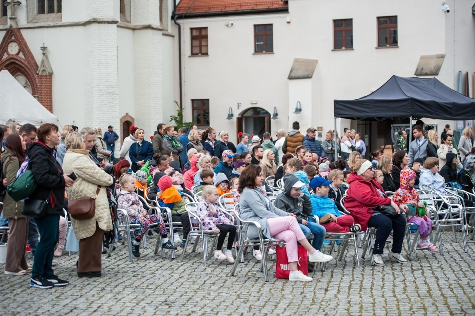 Zdjęcie w galerii na portalu naszraciborz.pl: Europejska mozaika talentów na dziedzińcu Zamku Piastowskiego [FOTO i WIDEO] wiadomości z regionu