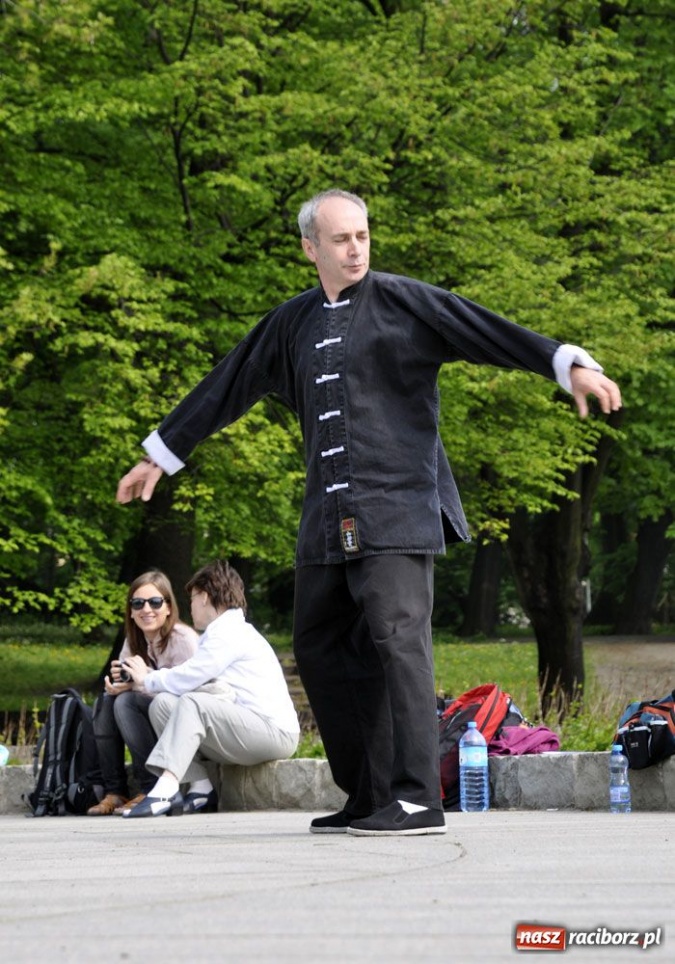 Zdjęcie w galerii na portalu naszraciborz.pl: Raciborskie Tai Chi w parku Roth wiadomości z regionu