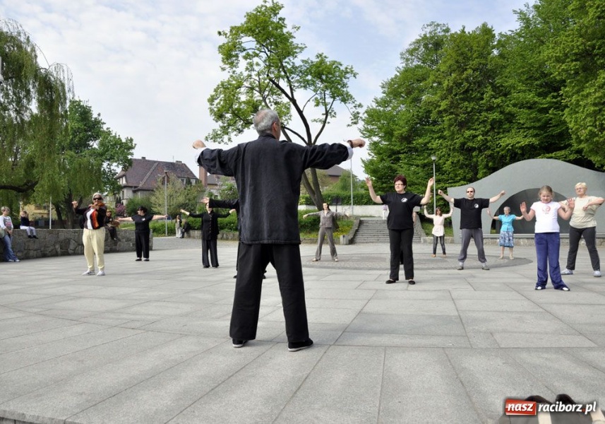 Zdjęcie w galerii na portalu naszraciborz.pl: Raciborskie Tai Chi w parku Roth wiadomości z regionu