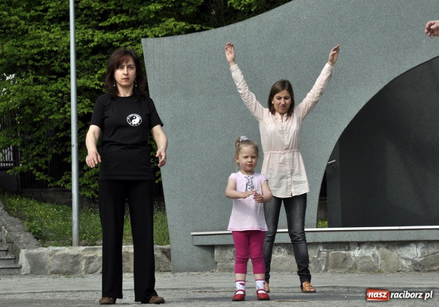 Zdjęcie w galerii na portalu naszraciborz.pl: Raciborskie Tai Chi w parku Roth wiadomości z regionu
