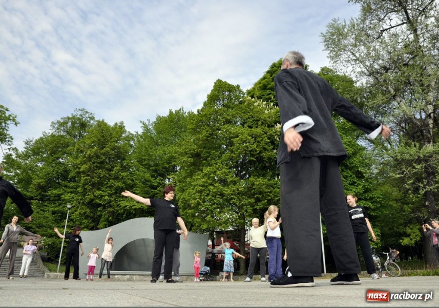 Zdjęcie w galerii na portalu naszraciborz.pl: Raciborskie Tai Chi w parku Roth wiadomości z regionu