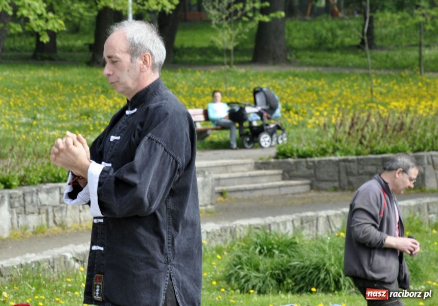 Zdjęcie w galerii na portalu naszraciborz.pl: Raciborskie Tai Chi w parku Roth wiadomości z regionu