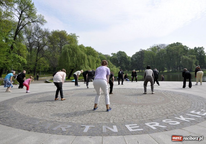 Zdjęcie w galerii na portalu naszraciborz.pl: Raciborskie Tai Chi w parku Roth wiadomości z regionu