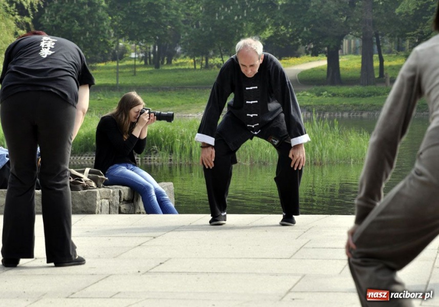 Zdjęcie w galerii na portalu naszraciborz.pl: Raciborskie Tai Chi w parku Roth wiadomości z regionu