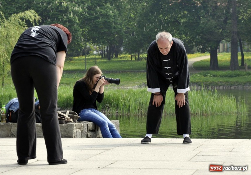 Zdjęcie w galerii na portalu naszraciborz.pl: Raciborskie Tai Chi w parku Roth wiadomości z regionu