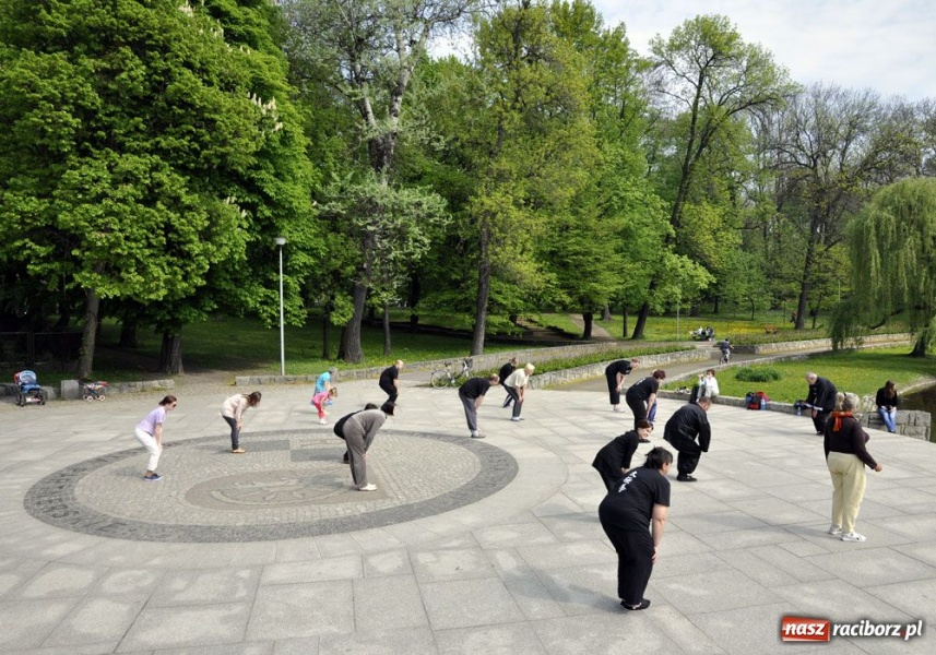 Zdjęcie w galerii na portalu naszraciborz.pl: Raciborskie Tai Chi w parku Roth wiadomości z regionu