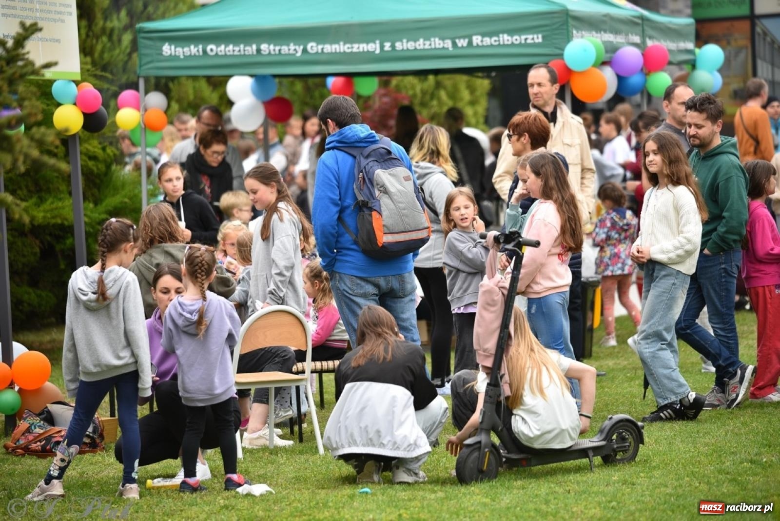 Zdjęcie w galerii na portalu naszraciborz.pl: Rodzinny festyn przed szkołą muzyczną. Było gwarno, kolorowo i radośnie [FOTO i WIDEO] wiadomości z regionu