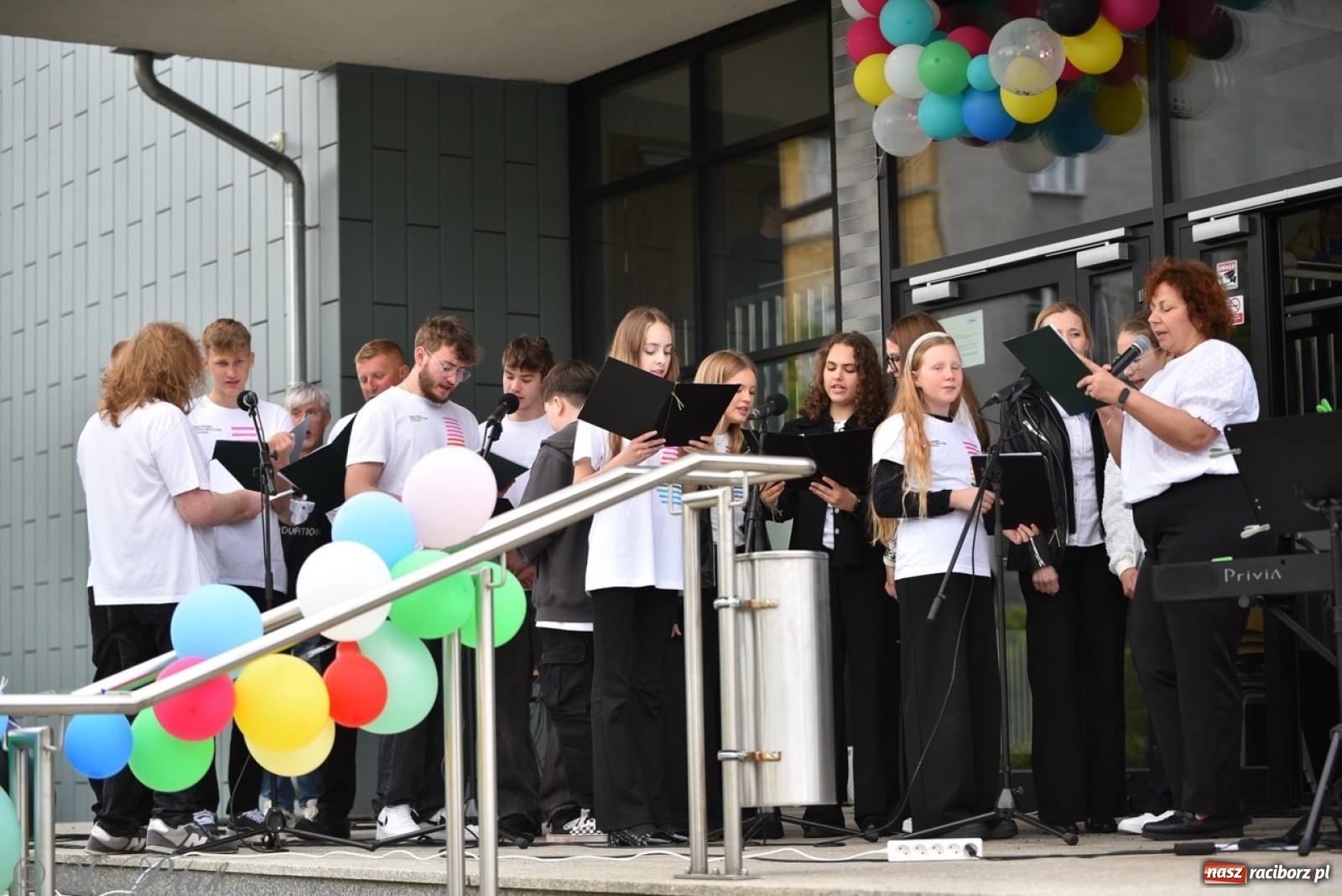 Zdjęcie w galerii na portalu naszraciborz.pl: Rodzinny festyn przed szkołą muzyczną. Było gwarno, kolorowo i radośnie [FOTO i WIDEO] wiadomości z regionu