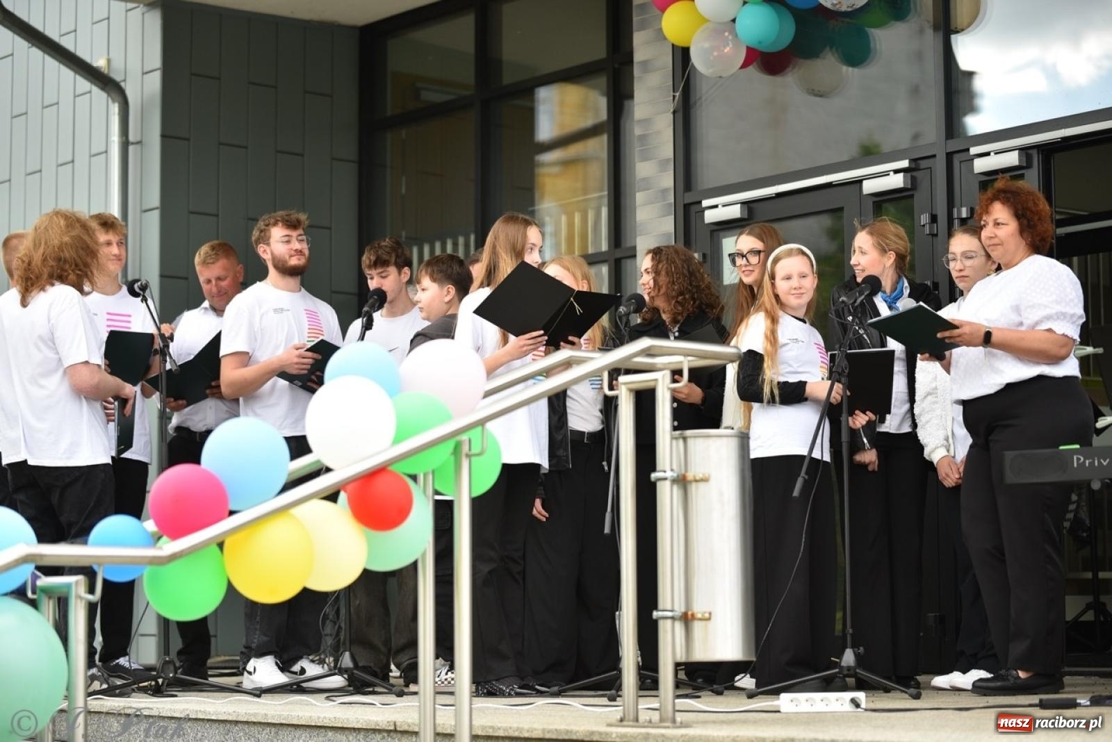 Zdjęcie w galerii na portalu naszraciborz.pl: Rodzinny festyn przed szkołą muzyczną. Było gwarno, kolorowo i radośnie [FOTO i WIDEO] wiadomości z regionu
