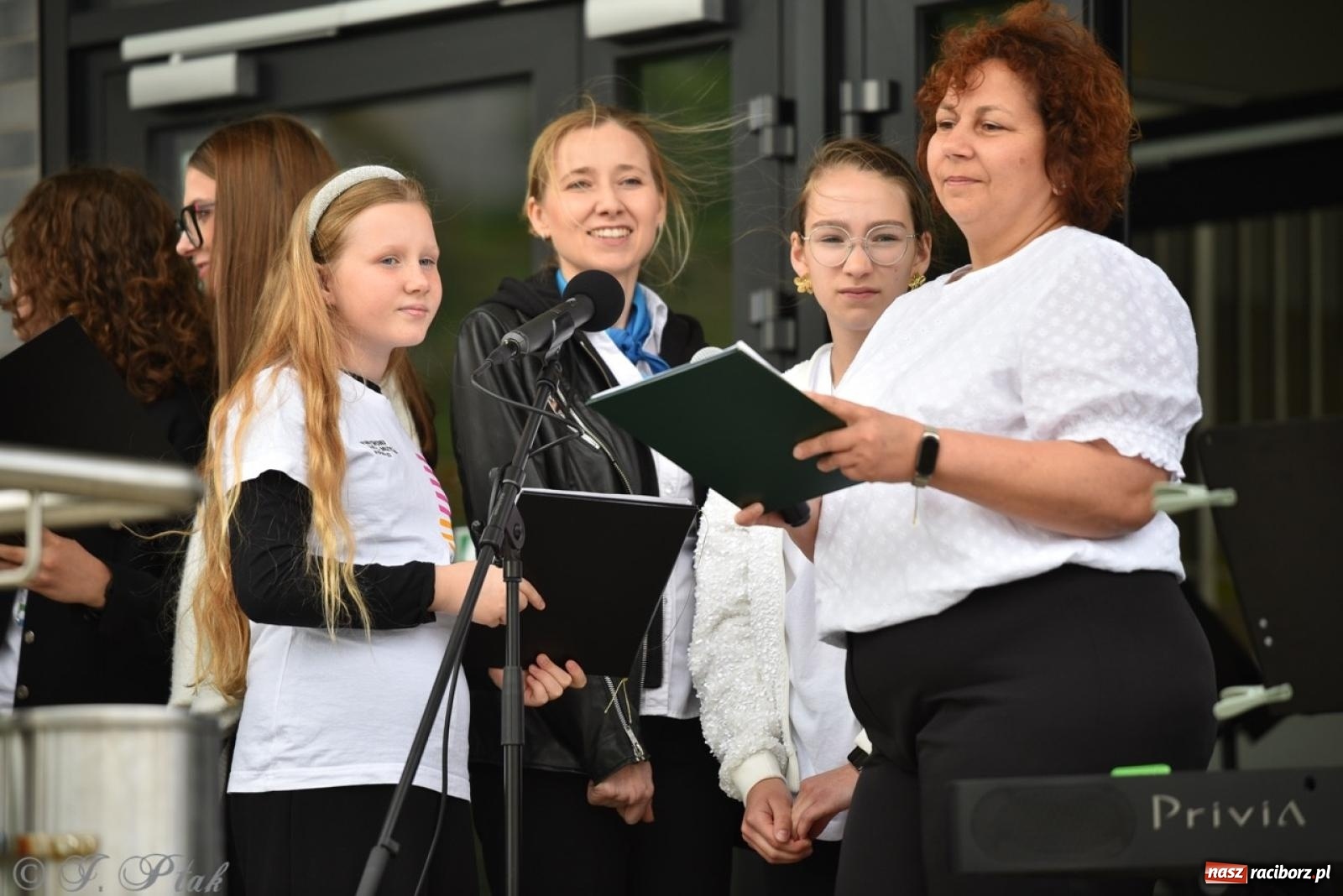 Zdjęcie w galerii na portalu naszraciborz.pl: Rodzinny festyn przed szkołą muzyczną. Było gwarno, kolorowo i radośnie [FOTO i WIDEO] wiadomości z regionu