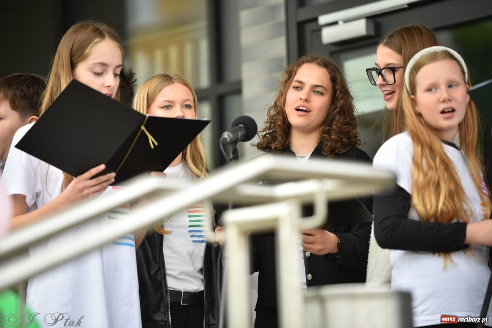 Zdjęcie w galerii na portalu naszraciborz.pl: Rodzinny festyn przed szkołą muzyczną. Było gwarno, kolorowo i radośnie [FOTO i WIDEO] wiadomości z regionu