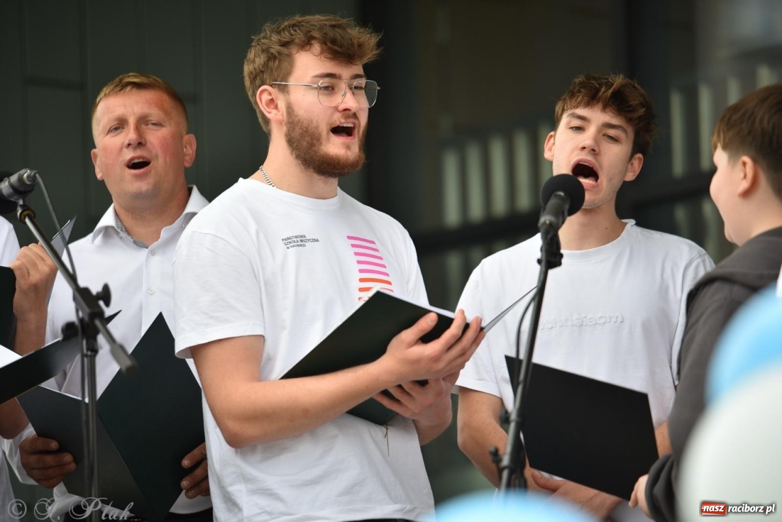 Zdjęcie w galerii na portalu naszraciborz.pl: Rodzinny festyn przed szkołą muzyczną. Było gwarno, kolorowo i radośnie [FOTO i WIDEO] wiadomości z regionu