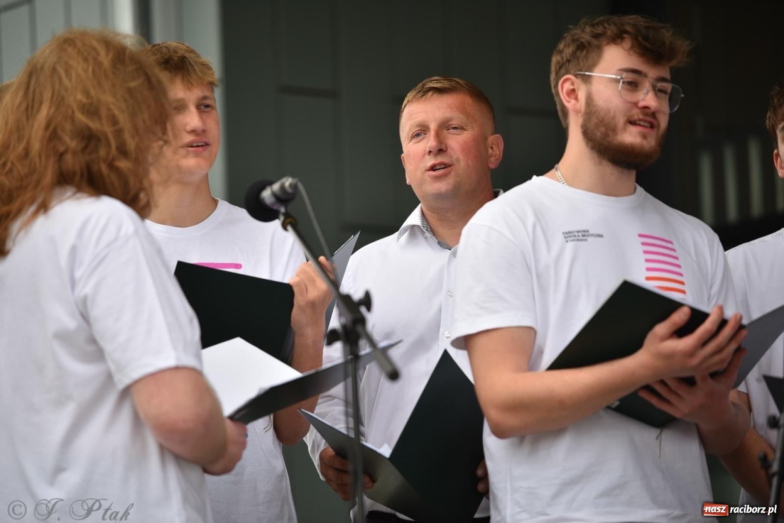 Zdjęcie w galerii na portalu naszraciborz.pl: Rodzinny festyn przed szkołą muzyczną. Było gwarno, kolorowo i radośnie [FOTO i WIDEO] wiadomości z regionu