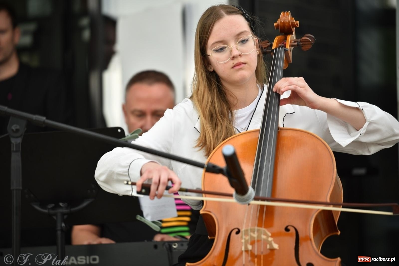 Zdjęcie w galerii na portalu naszraciborz.pl: Rodzinny festyn przed szkołą muzyczną. Było gwarno, kolorowo i radośnie [FOTO i WIDEO] wiadomości z regionu
