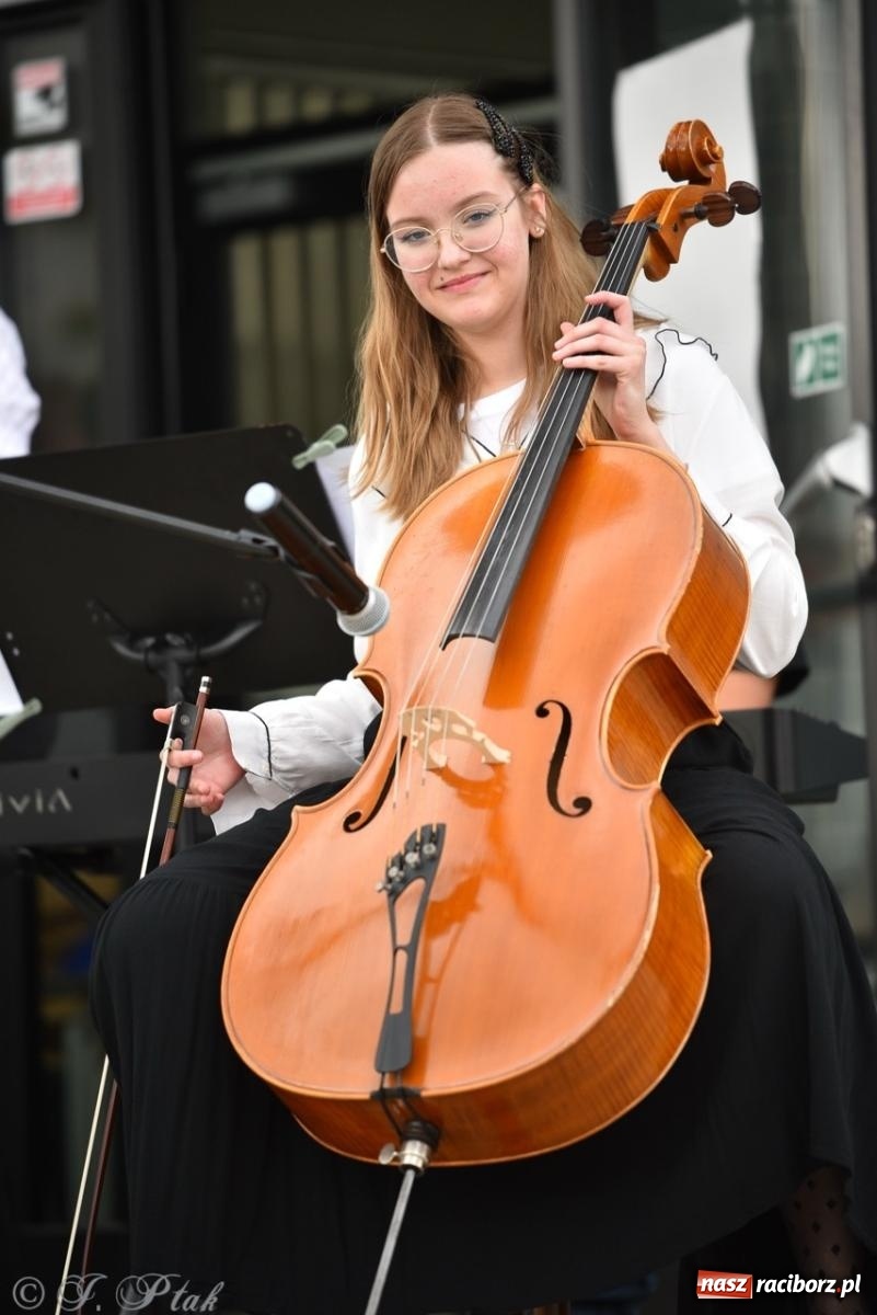 Zdjęcie w galerii na portalu naszraciborz.pl: Rodzinny festyn przed szkołą muzyczną. Było gwarno, kolorowo i radośnie [FOTO i WIDEO] wiadomości z regionu