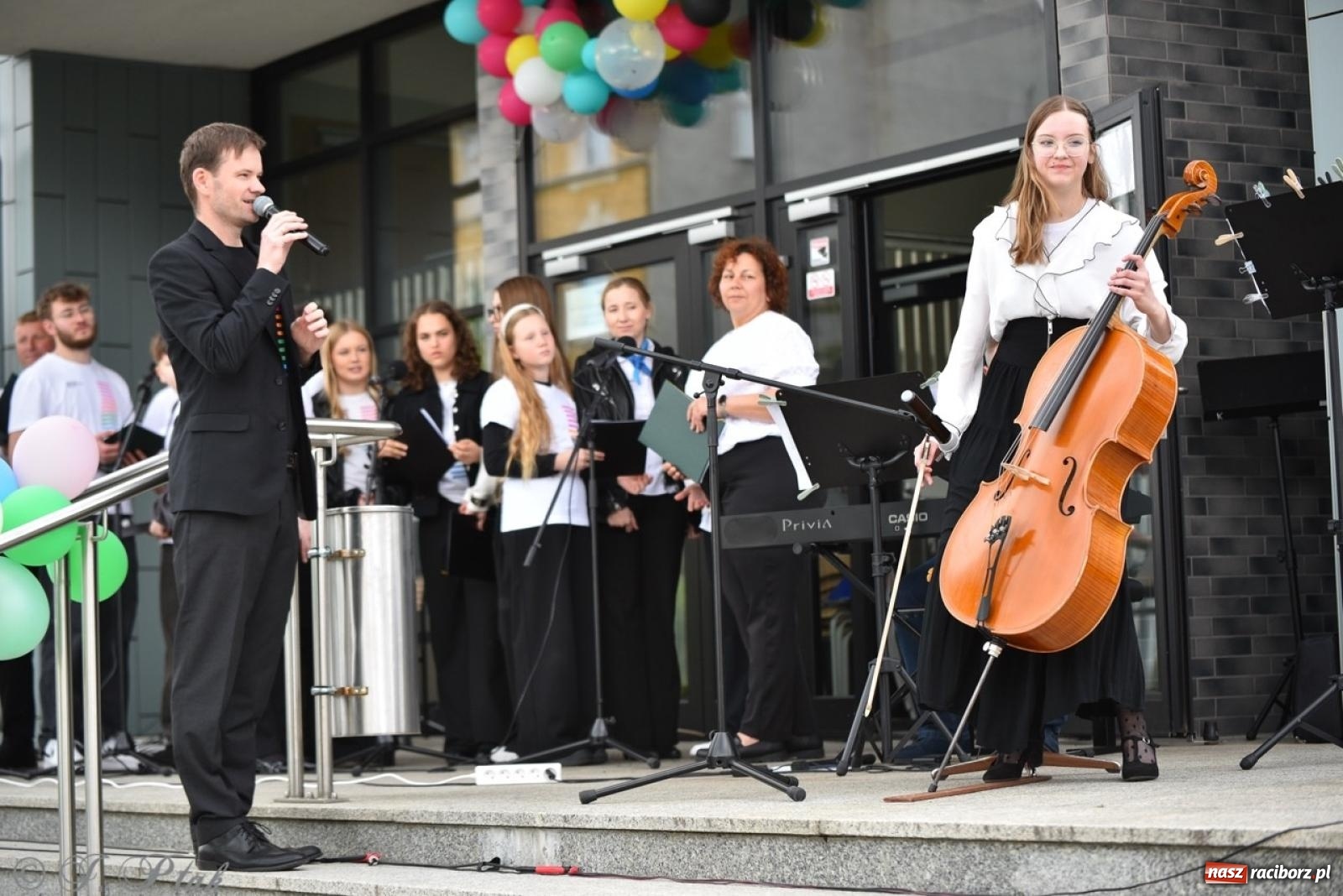 Zdjęcie w galerii na portalu naszraciborz.pl: Rodzinny festyn przed szkołą muzyczną. Było gwarno, kolorowo i radośnie [FOTO i WIDEO] wiadomości z regionu