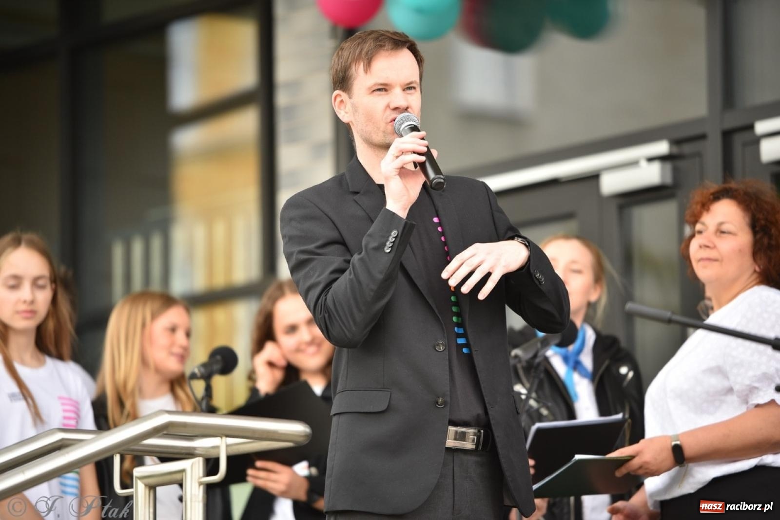 Zdjęcie w galerii na portalu naszraciborz.pl: Rodzinny festyn przed szkołą muzyczną. Było gwarno, kolorowo i radośnie [FOTO i WIDEO] wiadomości z regionu