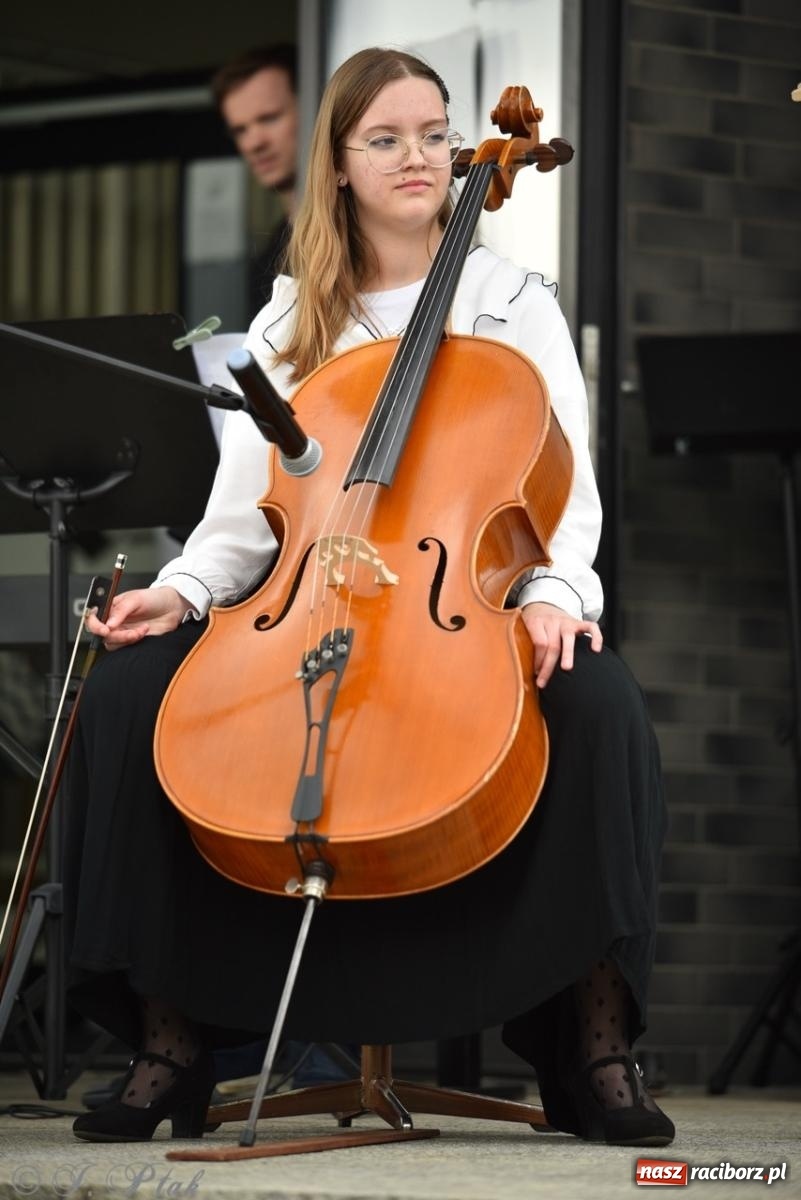 Zdjęcie w galerii na portalu naszraciborz.pl: Rodzinny festyn przed szkołą muzyczną. Było gwarno, kolorowo i radośnie [FOTO i WIDEO] wiadomości z regionu
