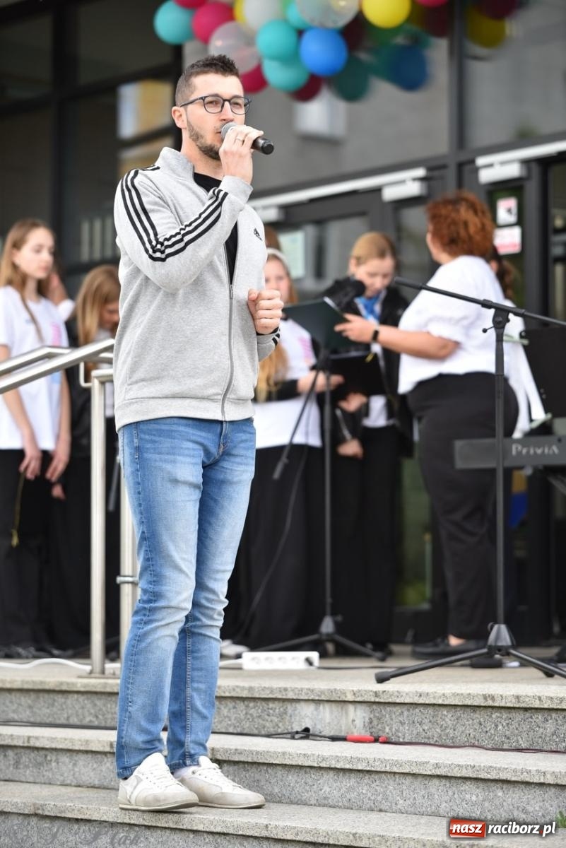 Zdjęcie w galerii na portalu naszraciborz.pl: Rodzinny festyn przed szkołą muzyczną. Było gwarno, kolorowo i radośnie [FOTO i WIDEO] wiadomości z regionu