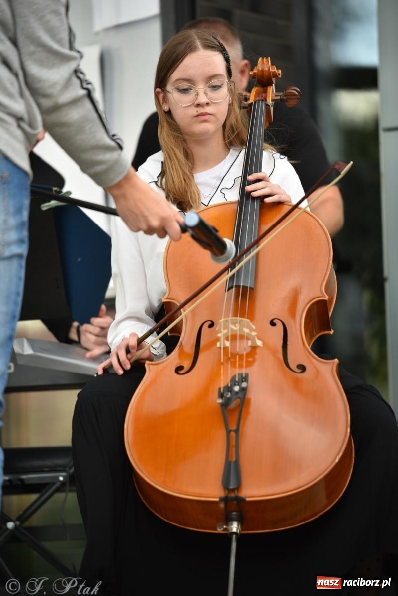 Zdjęcie w galerii na portalu naszraciborz.pl: Rodzinny festyn przed szkołą muzyczną. Było gwarno, kolorowo i radośnie [FOTO i WIDEO] wiadomości z regionu