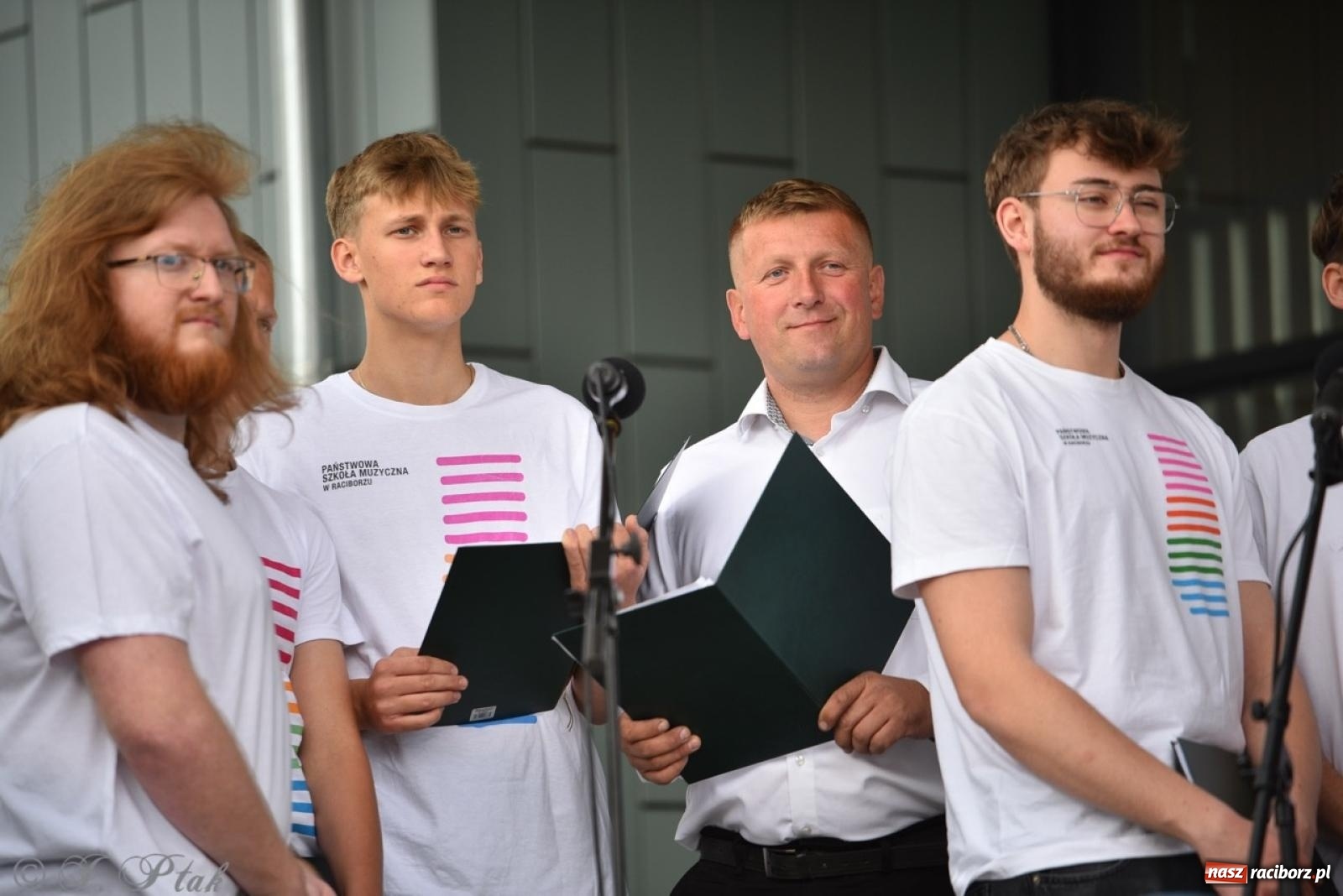 Zdjęcie w galerii na portalu naszraciborz.pl: Rodzinny festyn przed szkołą muzyczną. Było gwarno, kolorowo i radośnie [FOTO i WIDEO] wiadomości z regionu