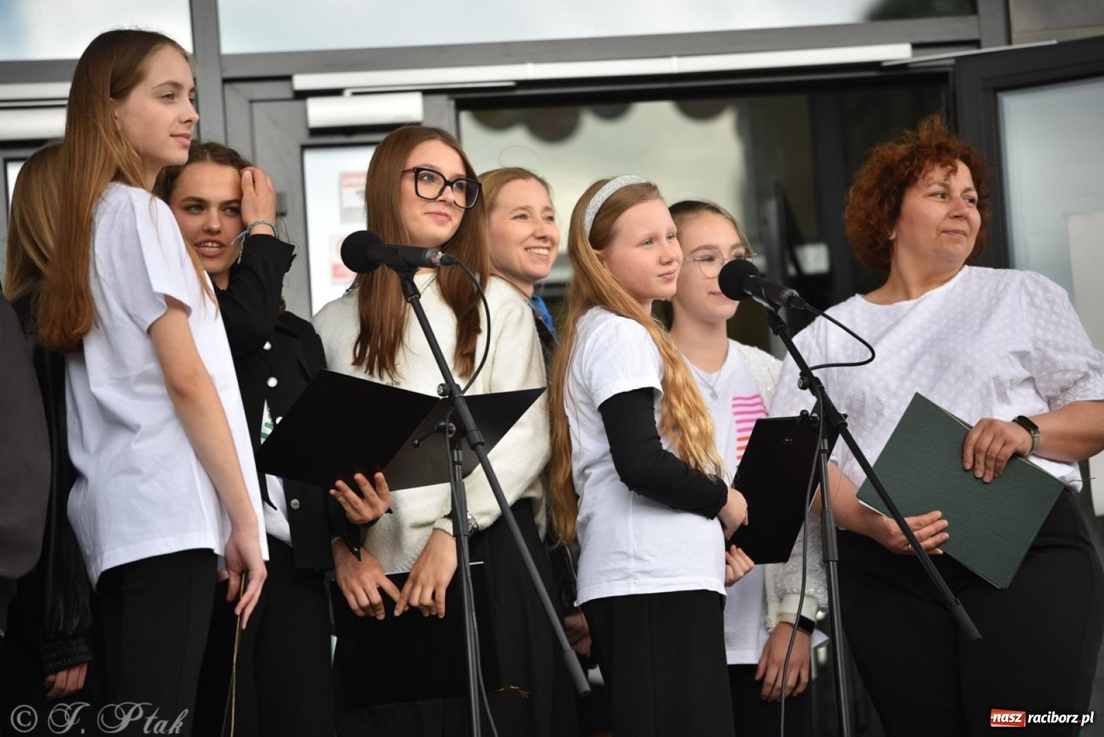 Zdjęcie w galerii na portalu naszraciborz.pl: Rodzinny festyn przed szkołą muzyczną. Było gwarno, kolorowo i radośnie [FOTO i WIDEO] wiadomości z regionu