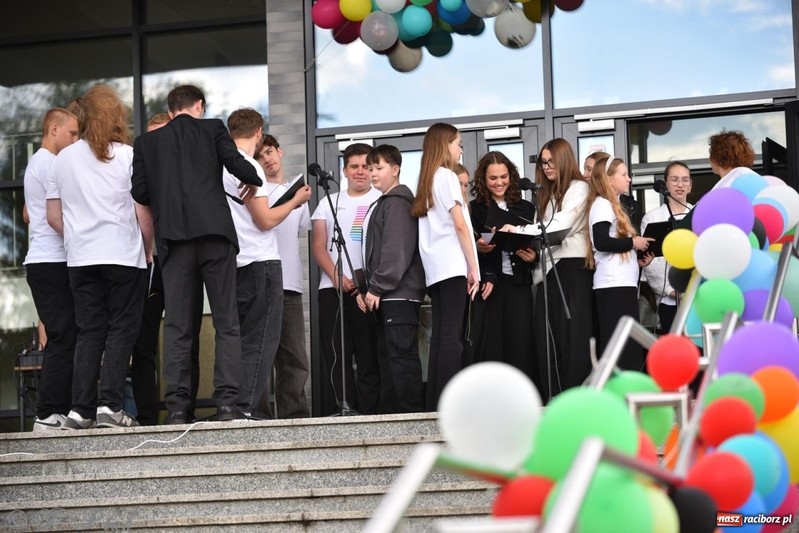 Zdjęcie w galerii na portalu naszraciborz.pl: Rodzinny festyn przed szkołą muzyczną. Było gwarno, kolorowo i radośnie [FOTO i WIDEO] wiadomości z regionu