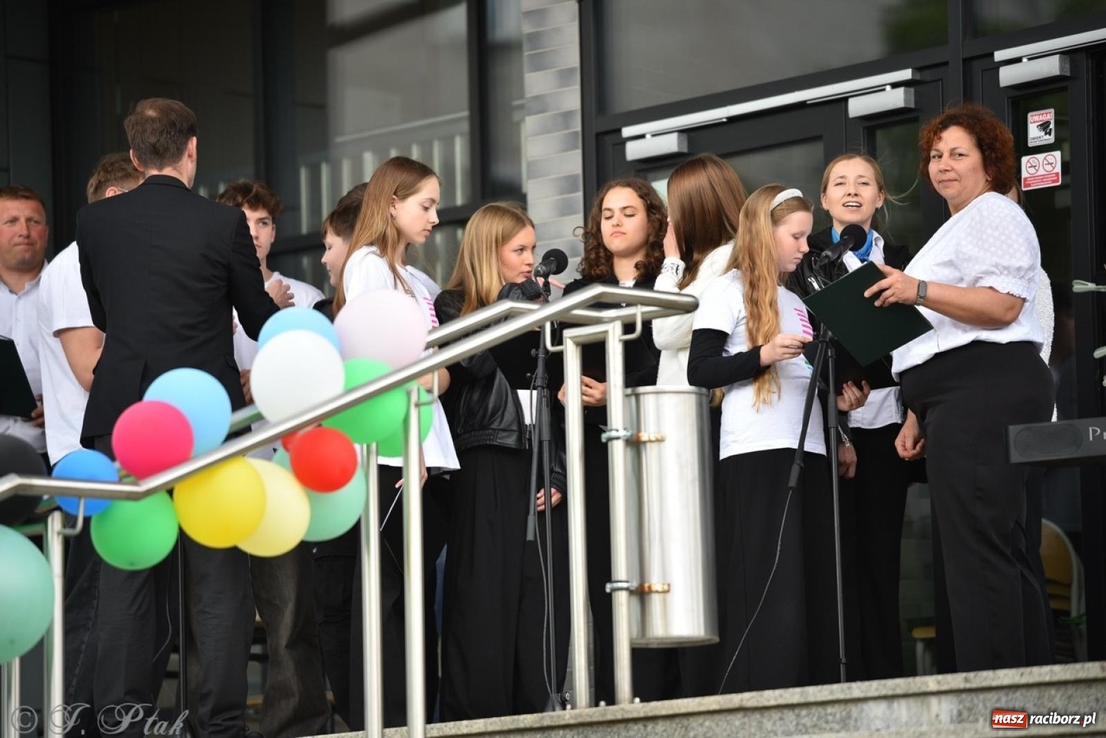 Zdjęcie w galerii na portalu naszraciborz.pl: Rodzinny festyn przed szkołą muzyczną. Było gwarno, kolorowo i radośnie [FOTO i WIDEO] wiadomości z regionu
