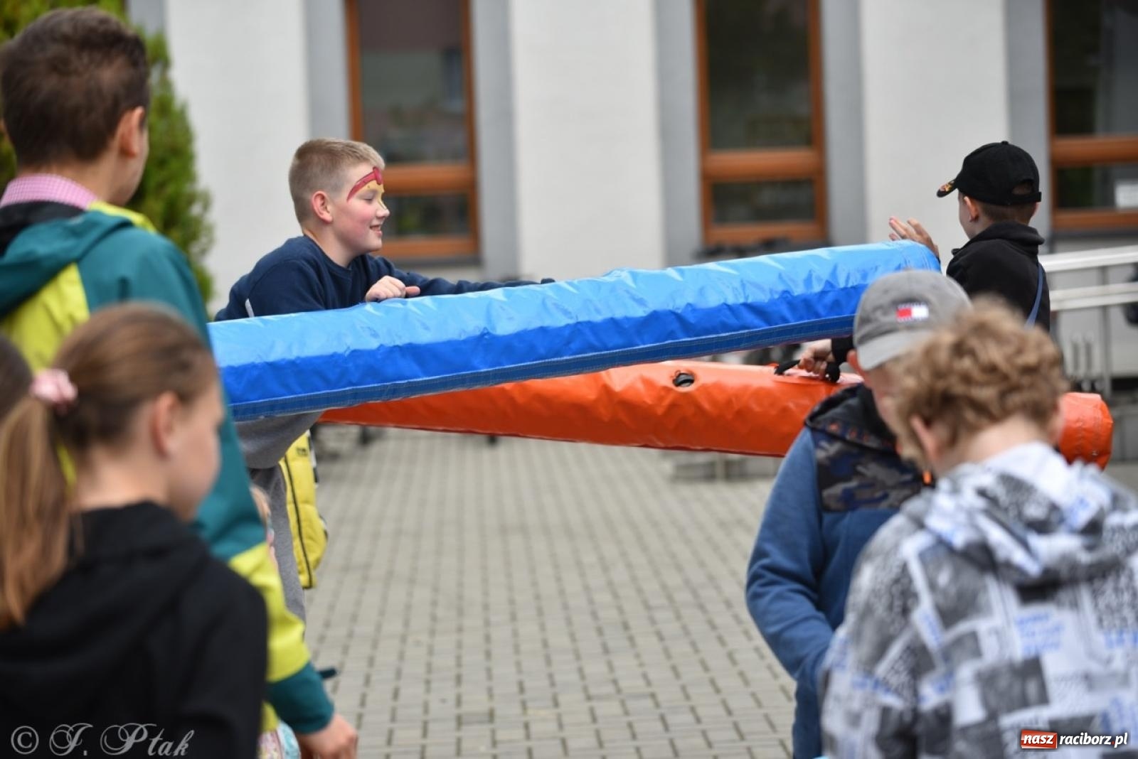 Zdjęcie w galerii na portalu naszraciborz.pl: Rodzinny festyn przed szkołą muzyczną. Było gwarno, kolorowo i radośnie [FOTO i WIDEO] wiadomości z regionu