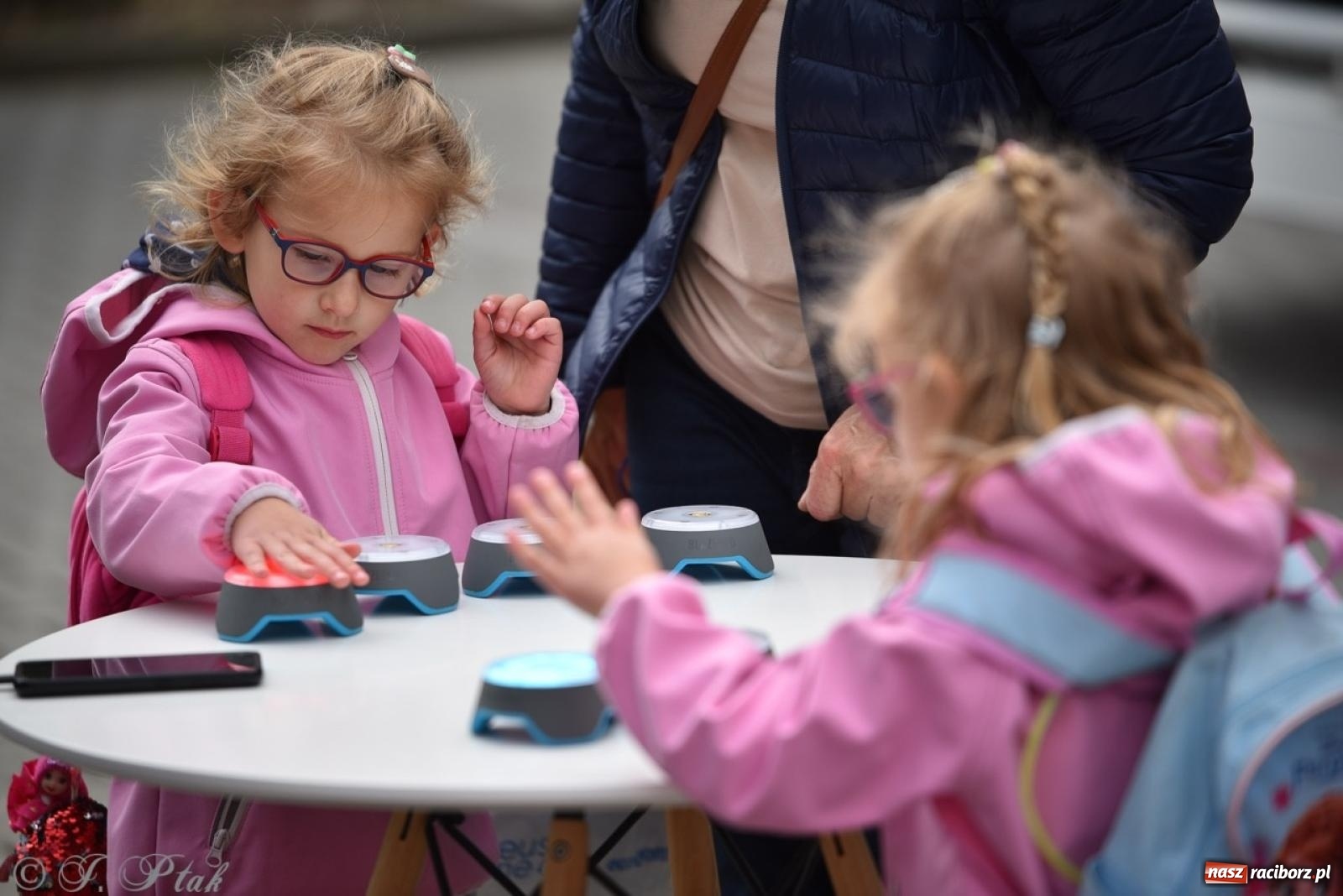 Zdjęcie w galerii na portalu naszraciborz.pl: Rodzinny festyn przed szkołą muzyczną. Było gwarno, kolorowo i radośnie [FOTO i WIDEO] wiadomości z regionu