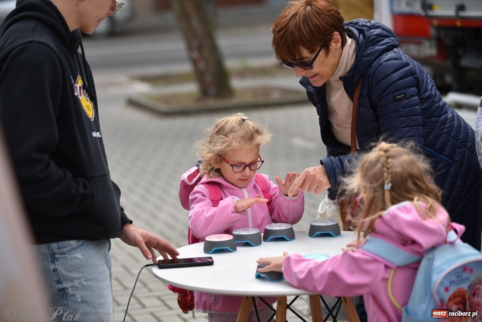 Zdjęcie w galerii na portalu naszraciborz.pl: Rodzinny festyn przed szkołą muzyczną. Było gwarno, kolorowo i radośnie [FOTO i WIDEO] wiadomości z regionu