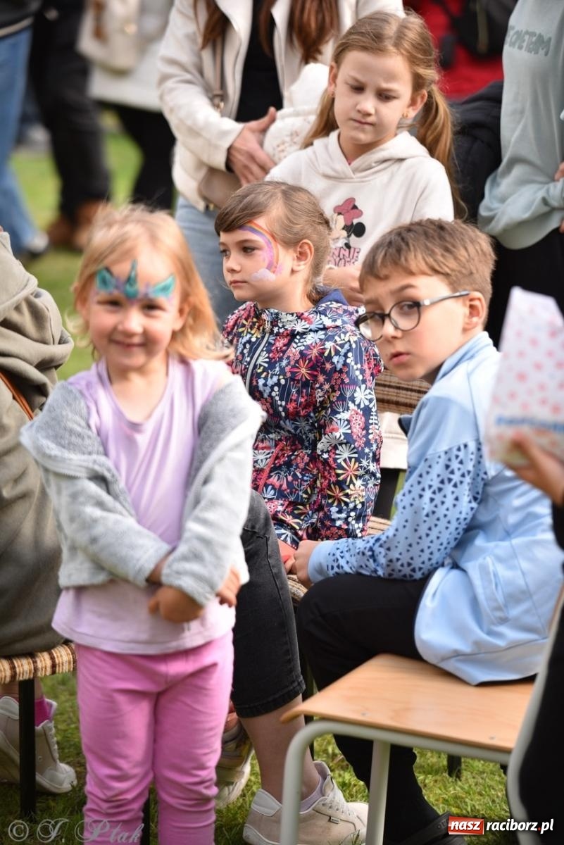 Zdjęcie w galerii na portalu naszraciborz.pl: Rodzinny festyn przed szkołą muzyczną. Było gwarno, kolorowo i radośnie [FOTO i WIDEO] wiadomości z regionu