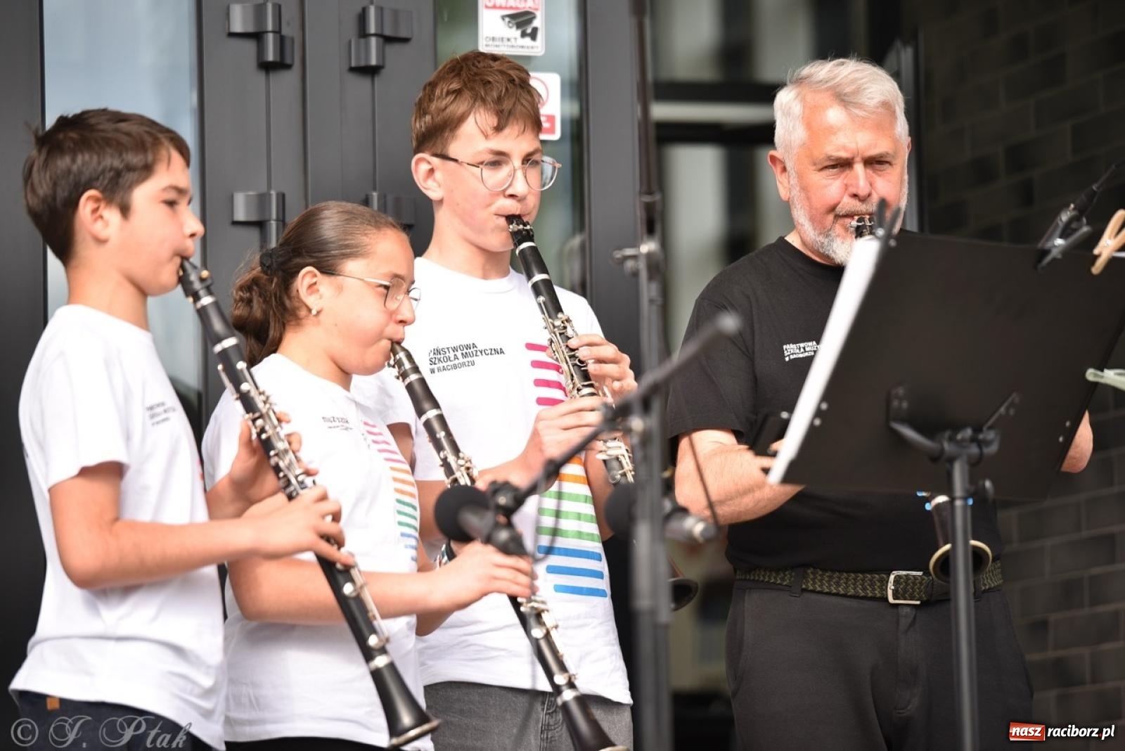 Zdjęcie w galerii na portalu naszraciborz.pl: Rodzinny festyn przed szkołą muzyczną. Było gwarno, kolorowo i radośnie [FOTO i WIDEO] wiadomości z regionu