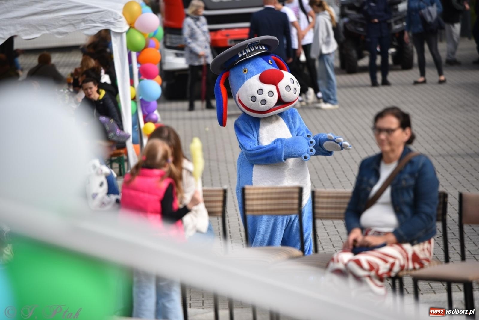 Zdjęcie w galerii na portalu naszraciborz.pl: Rodzinny festyn przed szkołą muzyczną. Było gwarno, kolorowo i radośnie [FOTO i WIDEO] wiadomości z regionu