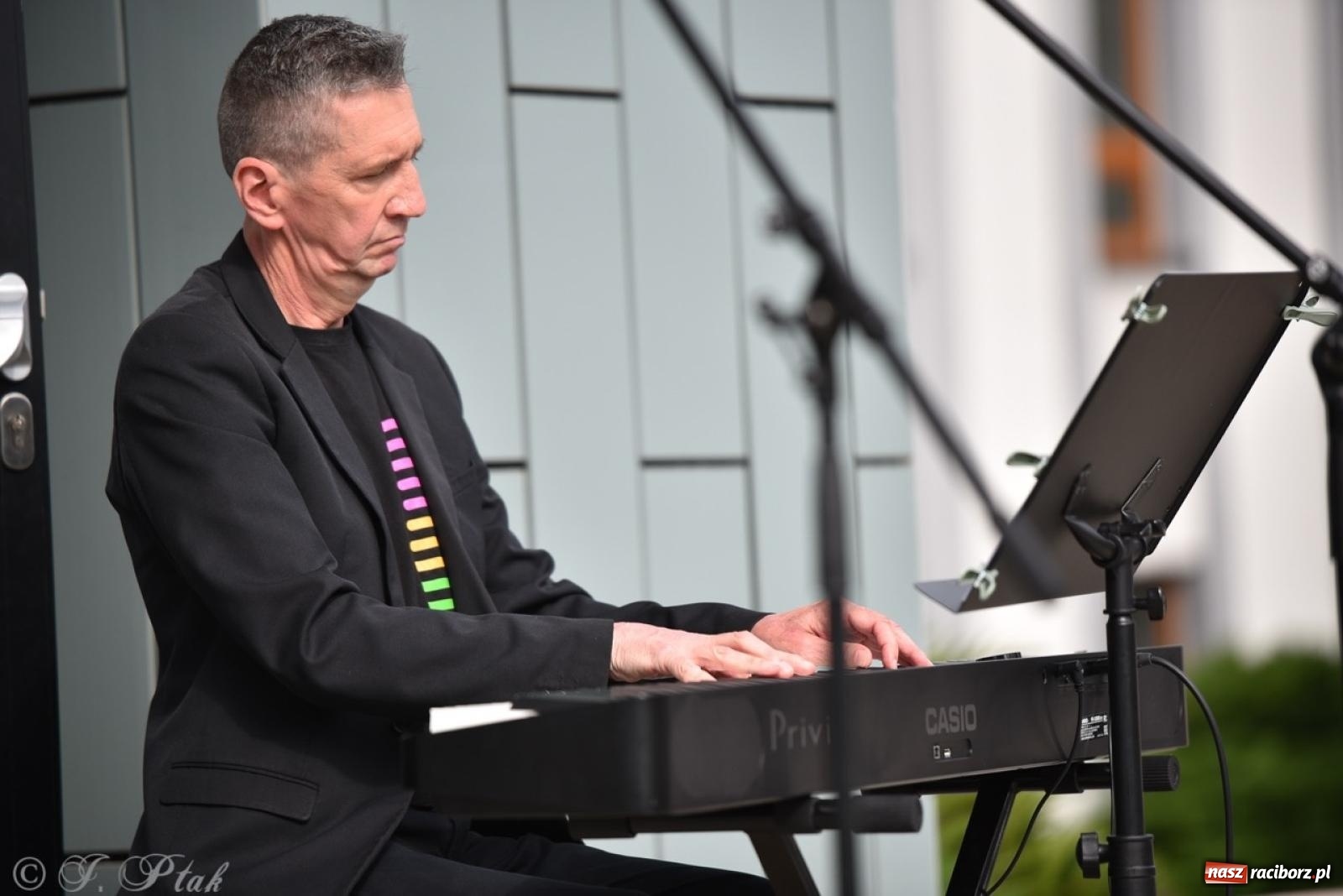 Zdjęcie w galerii na portalu naszraciborz.pl: Rodzinny festyn przed szkołą muzyczną. Było gwarno, kolorowo i radośnie [FOTO i WIDEO] wiadomości z regionu