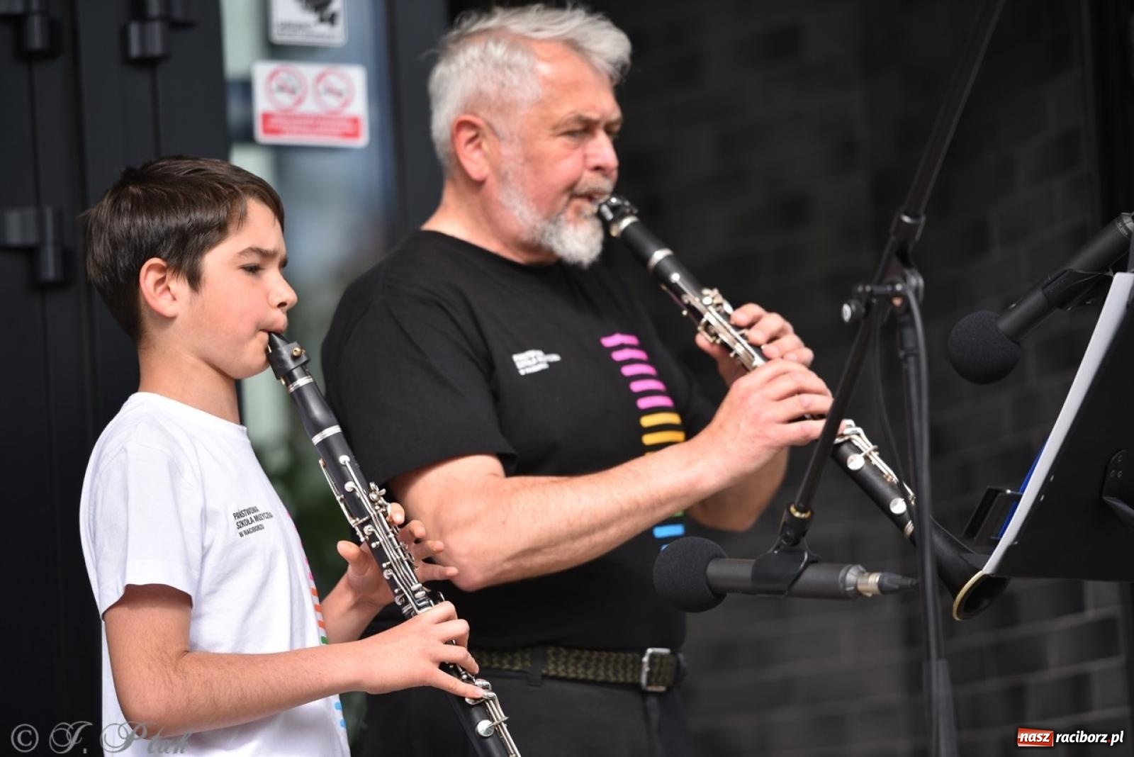 Zdjęcie w galerii na portalu naszraciborz.pl: Rodzinny festyn przed szkołą muzyczną. Było gwarno, kolorowo i radośnie [FOTO i WIDEO] wiadomości z regionu