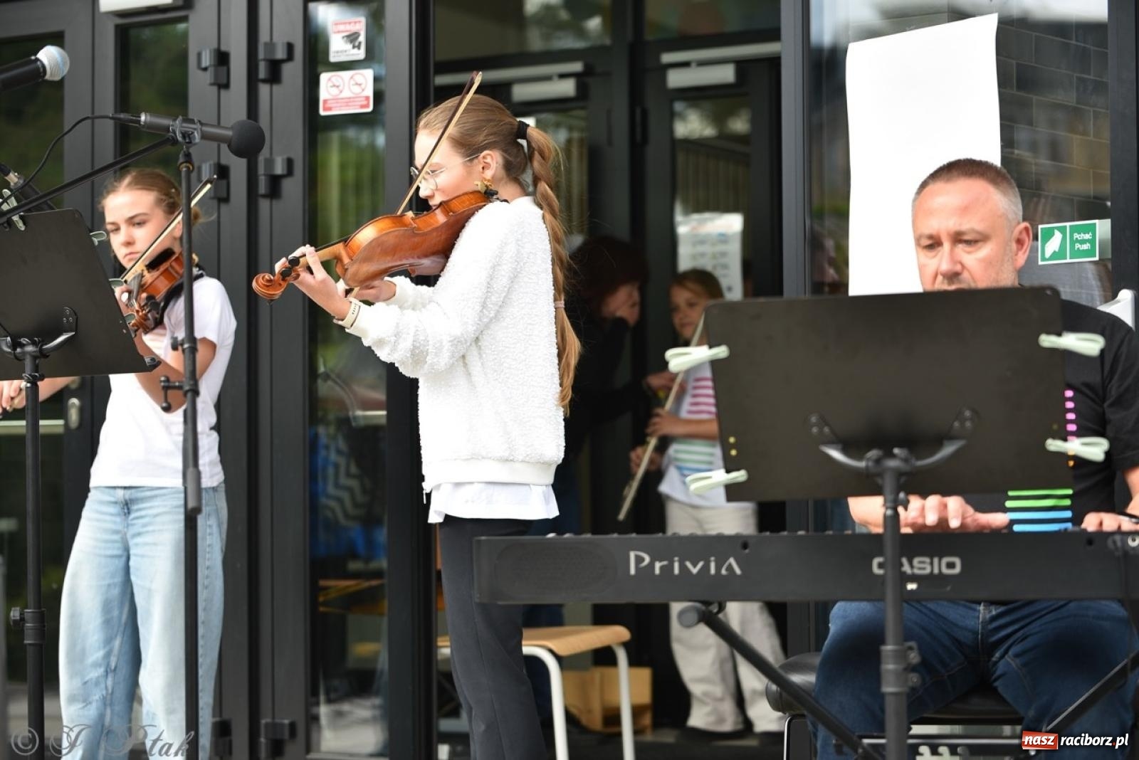 Zdjęcie w galerii na portalu naszraciborz.pl: Rodzinny festyn przed szkołą muzyczną. Było gwarno, kolorowo i radośnie [FOTO i WIDEO] wiadomości z regionu