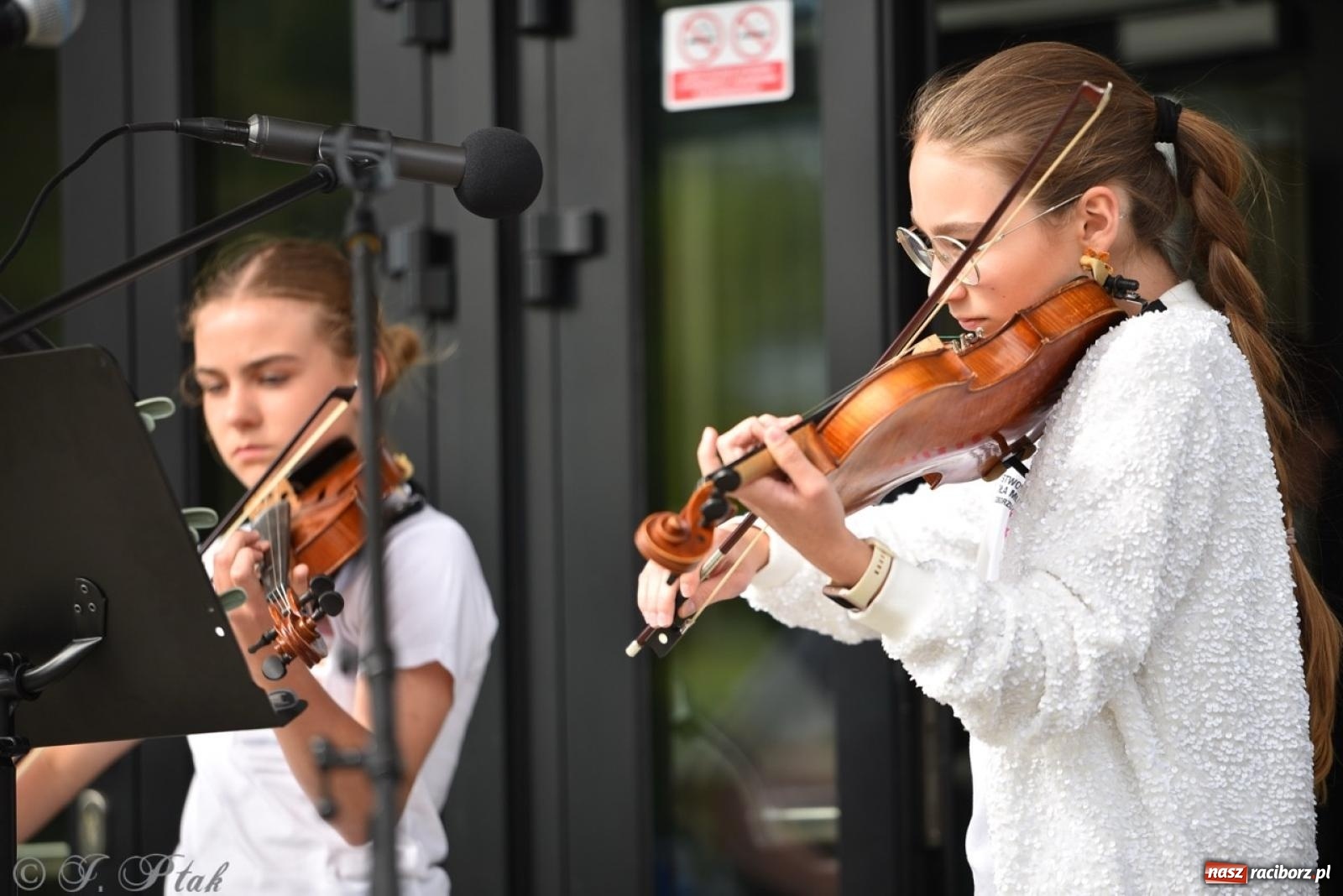 Zdjęcie w galerii na portalu naszraciborz.pl: Rodzinny festyn przed szkołą muzyczną. Było gwarno, kolorowo i radośnie [FOTO i WIDEO] wiadomości z regionu