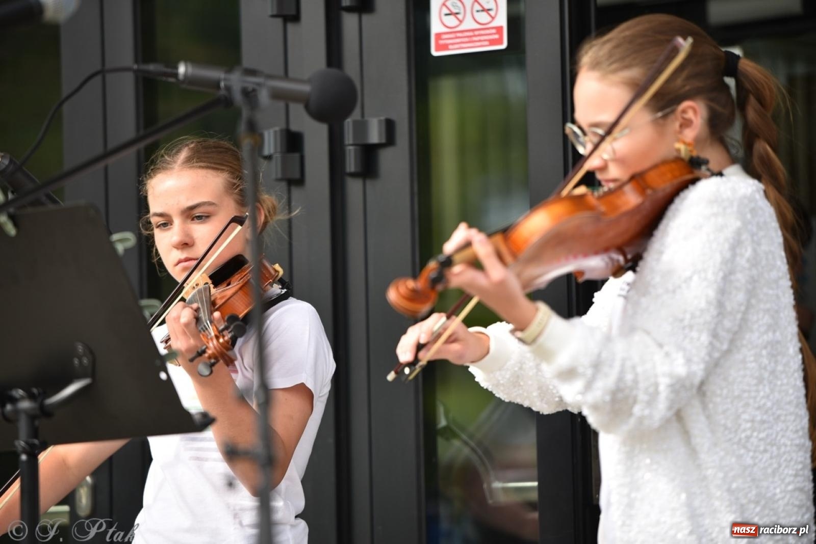 Zdjęcie w galerii na portalu naszraciborz.pl: Rodzinny festyn przed szkołą muzyczną. Było gwarno, kolorowo i radośnie [FOTO i WIDEO] wiadomości z regionu