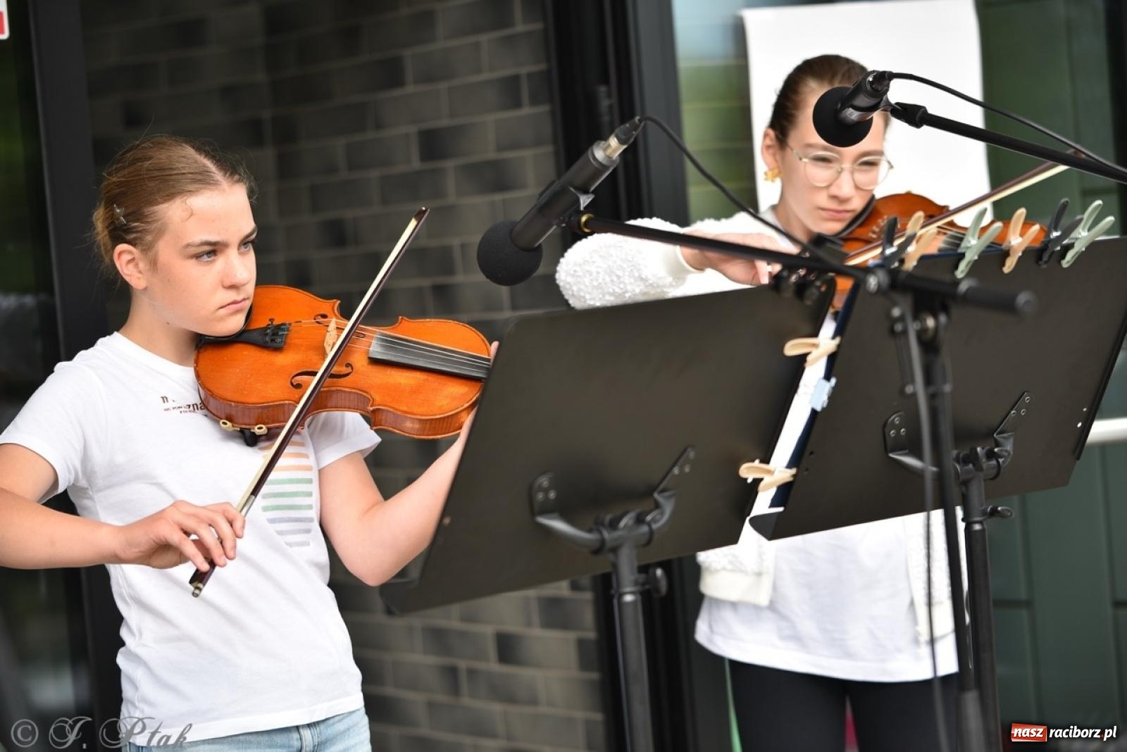 Zdjęcie w galerii na portalu naszraciborz.pl: Rodzinny festyn przed szkołą muzyczną. Było gwarno, kolorowo i radośnie [FOTO i WIDEO] wiadomości z regionu